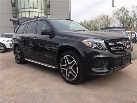 大气、硬朗的车身线条透露出奔驰全尺寸SUV的稳重感和力量感