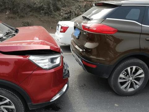 国产瑞风S3追尾吉利博越SUV 同是国产质量一个天上一个地下