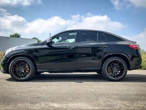 奔驰GLE63街拍，外观大气不输X6，看到后排座椅瞬间不想买