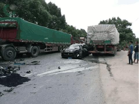 玛莎拉蒂总裁对撞大货车, 货车司机下车后看到这一幕, 一脸懵逼