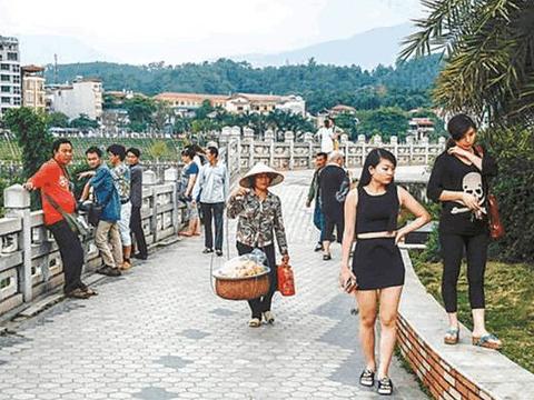 ​中国该县城，很多越南人聚集在此，年龄小却给中国男人当伴侣