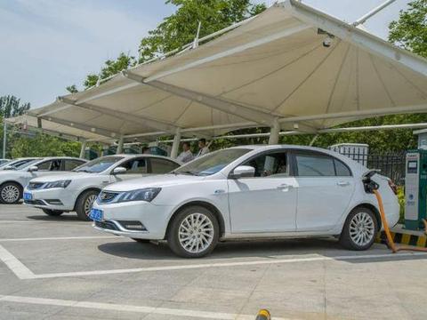 新能源汽车换一块电池能用多久？听内行人一分析，后悔现在..