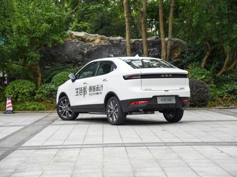 轴距两米六，充一次电用一星期，不到9万刚上市就拿7000订单