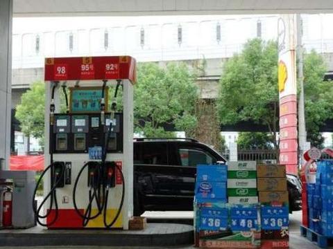 国内油价即将冲破9.5元大关，为什么这里的车主却加着5.9元的92号
