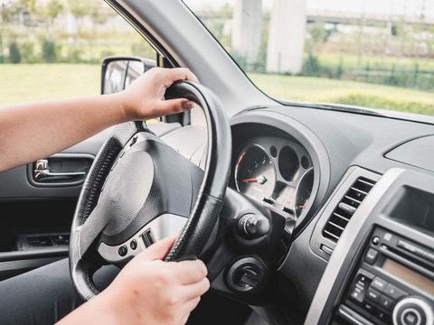 这5个驾驶习惯最伤车，半年车子就离报废不远了，后悔没早知道