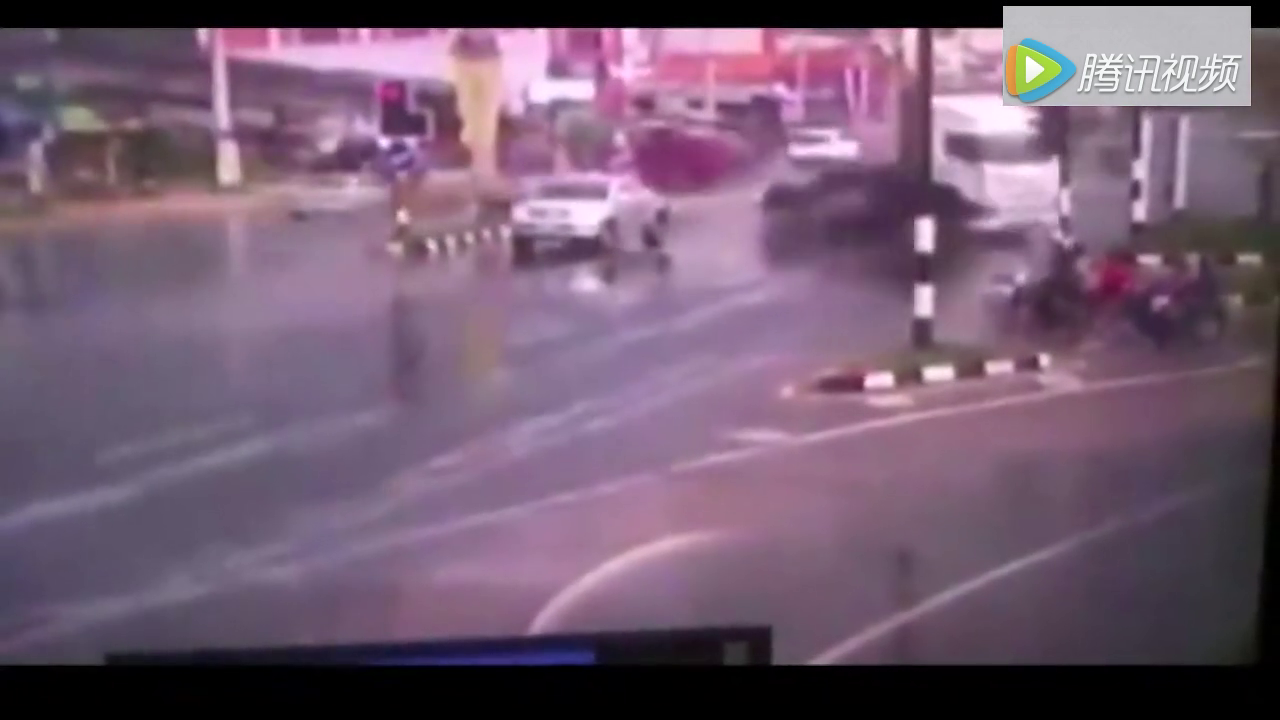 太可怕了，大货车失控横扫三辆电动车，行人疯狂逃命！