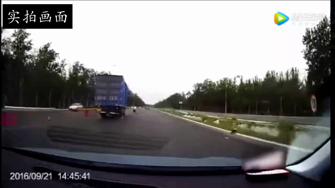 监控拍下电动车无故突然变道，接下来一幕大货车内心崩溃！