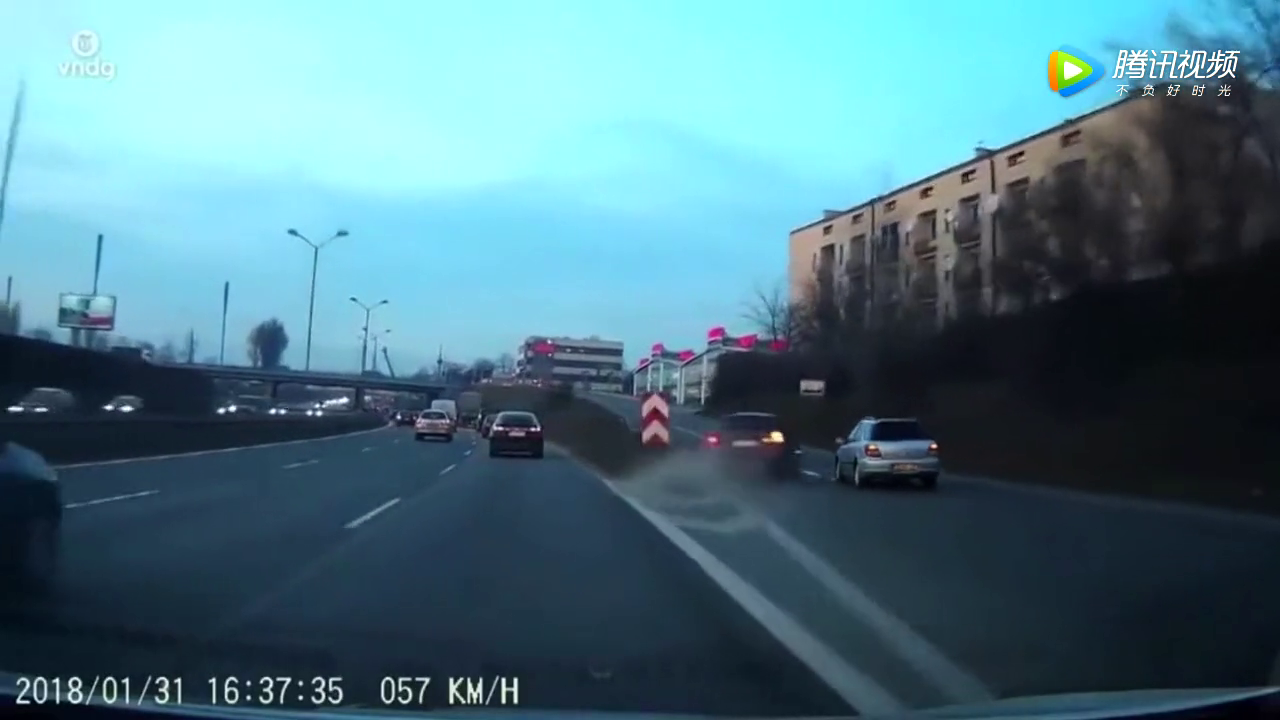 SUV司机这样并道，害惨了正常行驶的轿车