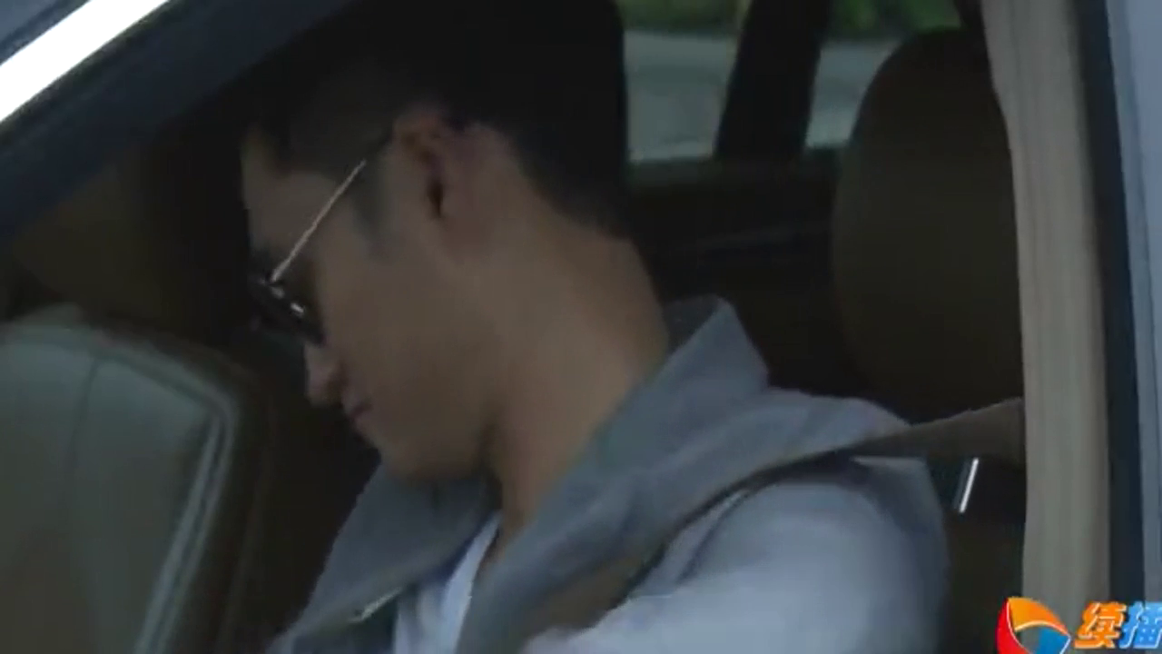厉害，小伙为追求大姐，把大奔改成出租车