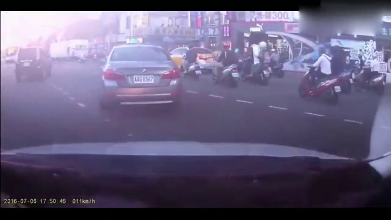 SUV油门当刹车，六辆摩托车直接团灭