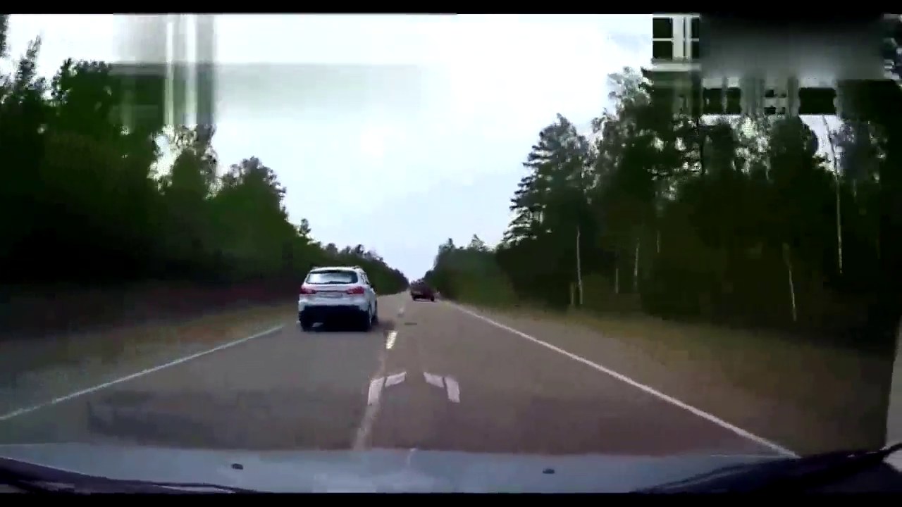 SUV速度快了就是不行，超个车居然自己起飞了