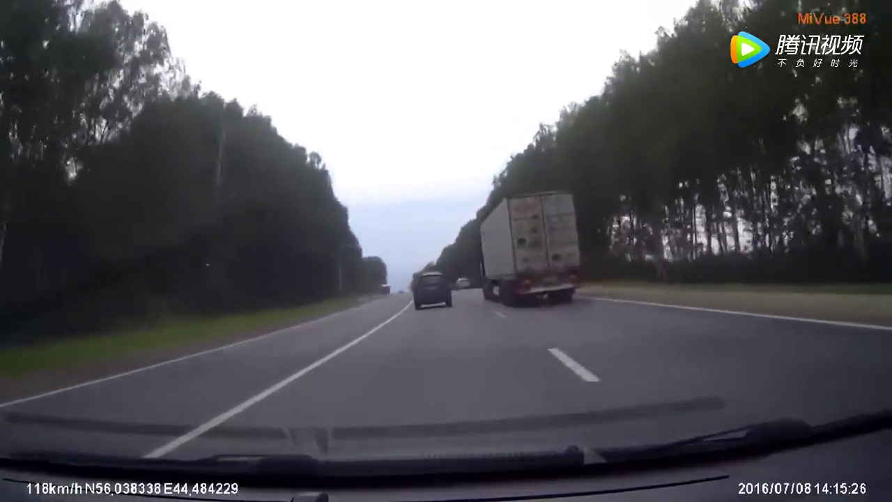 大货车突然变道酿祸，SUV挤到一般直接撞车，惨不忍睹！