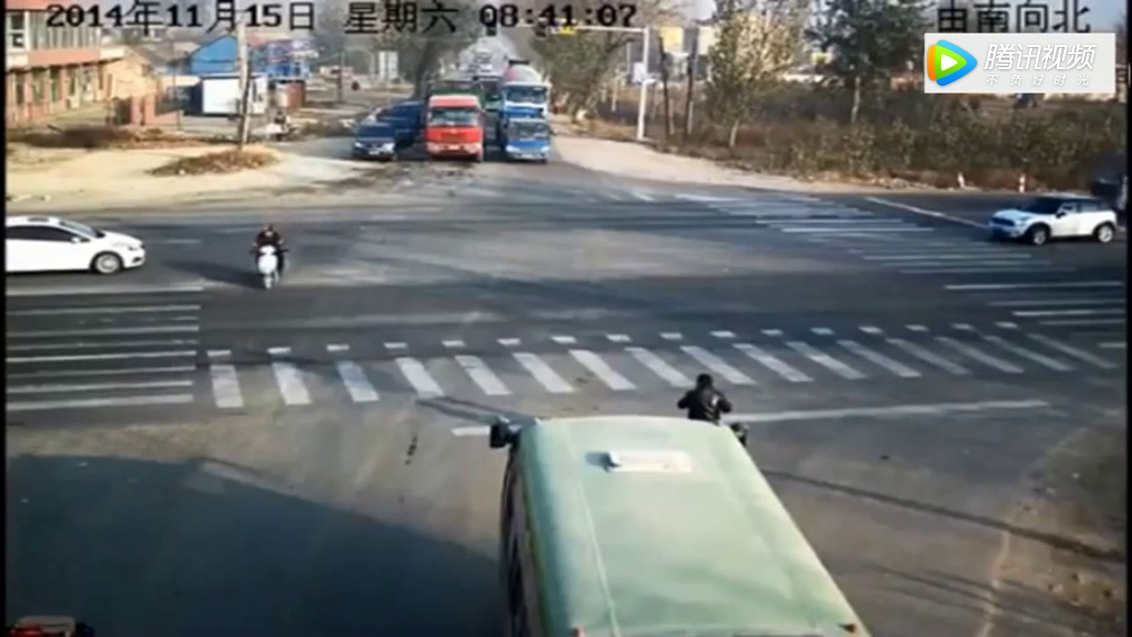 大货车警告刹不住了，电动车还是要闯红灯，监控拍下可怕一幕