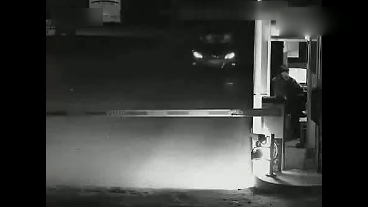 为逃停车费看女司机如何扮鬼，吓跑收费员