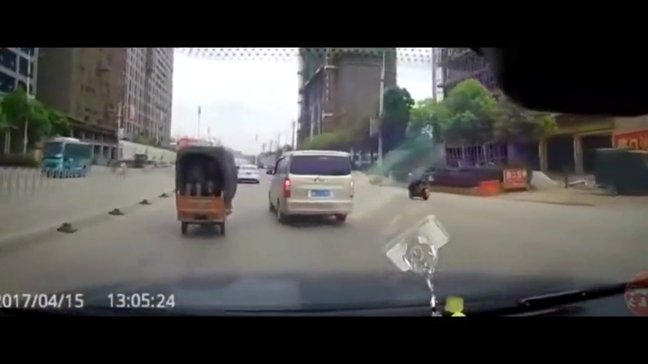 司机老远就开始踩刹车，反被电动车一顿埋怨