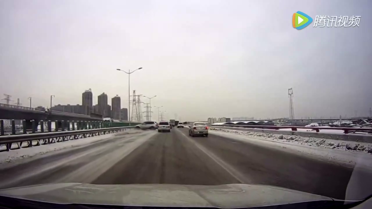 实拍SUV在雪天失控，旋转360度后继续行驶