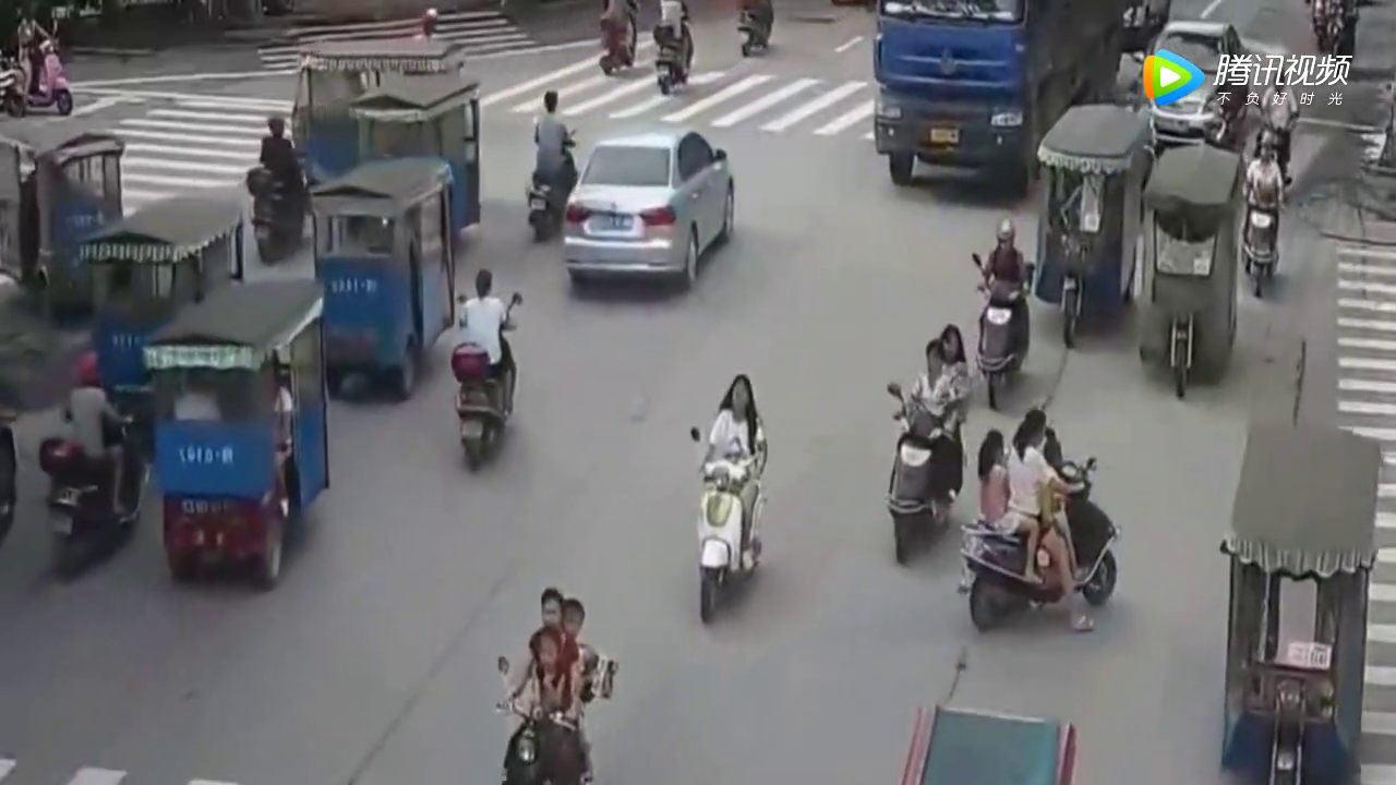 头也不回就拐弯，怪不得电动车老出事呢