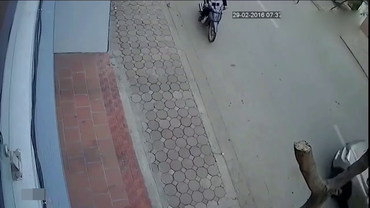 奔驰汽车强行超车撞飞电动车行人 两条鲜活的生命戛然而止