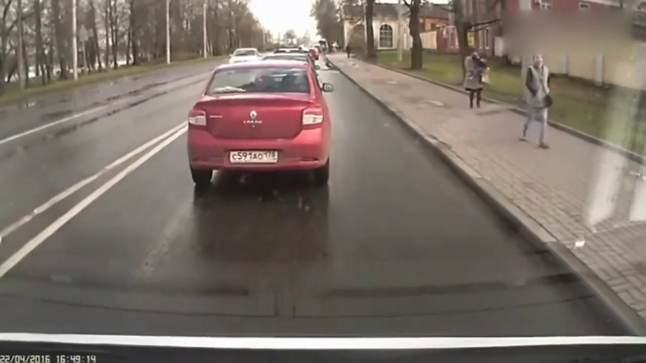 越野SUV转向不看路被公交车狠狠惩罚，警察出警速度令人目瞪口呆