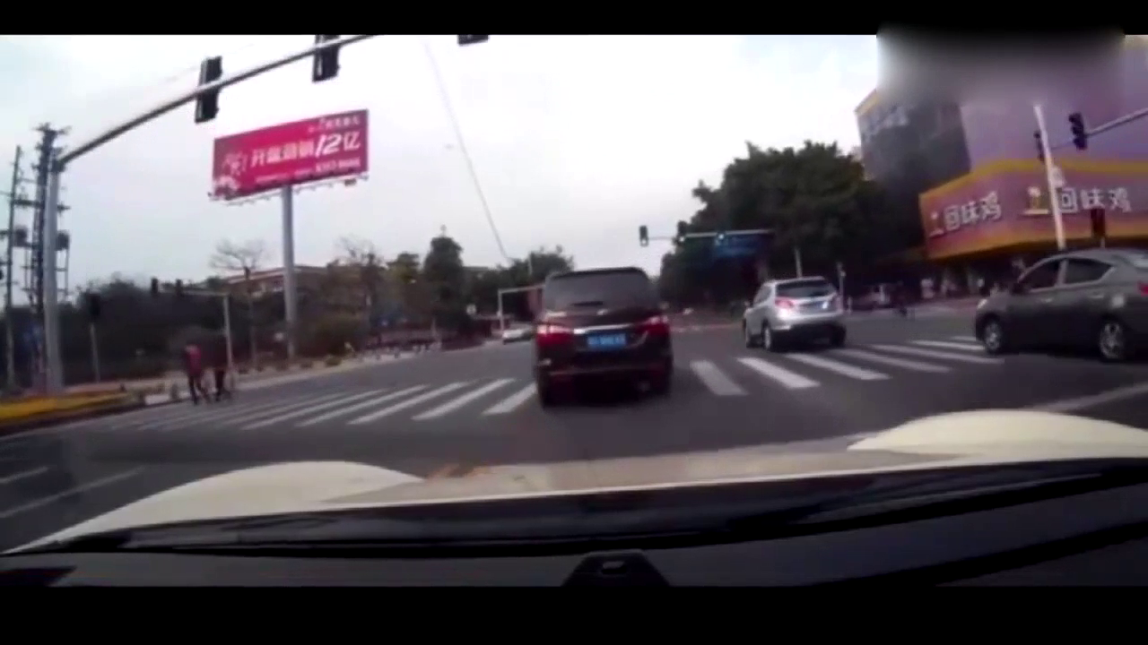 保时捷一路逆行超车飙车，最终遇上卡车付出惨痛代价