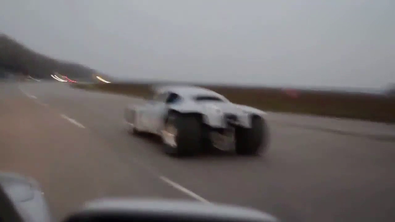 在高速公路看到一辆外形很怪异的跑车 可惜就是不知道叫啥名字