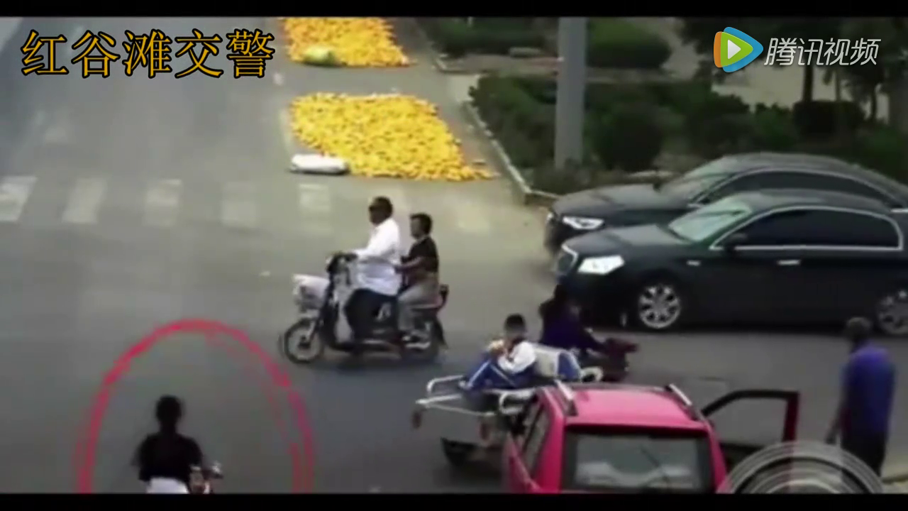 美女骑电动车怎么也没有想到 会如此惨烈的被后八轮无情夺去生命