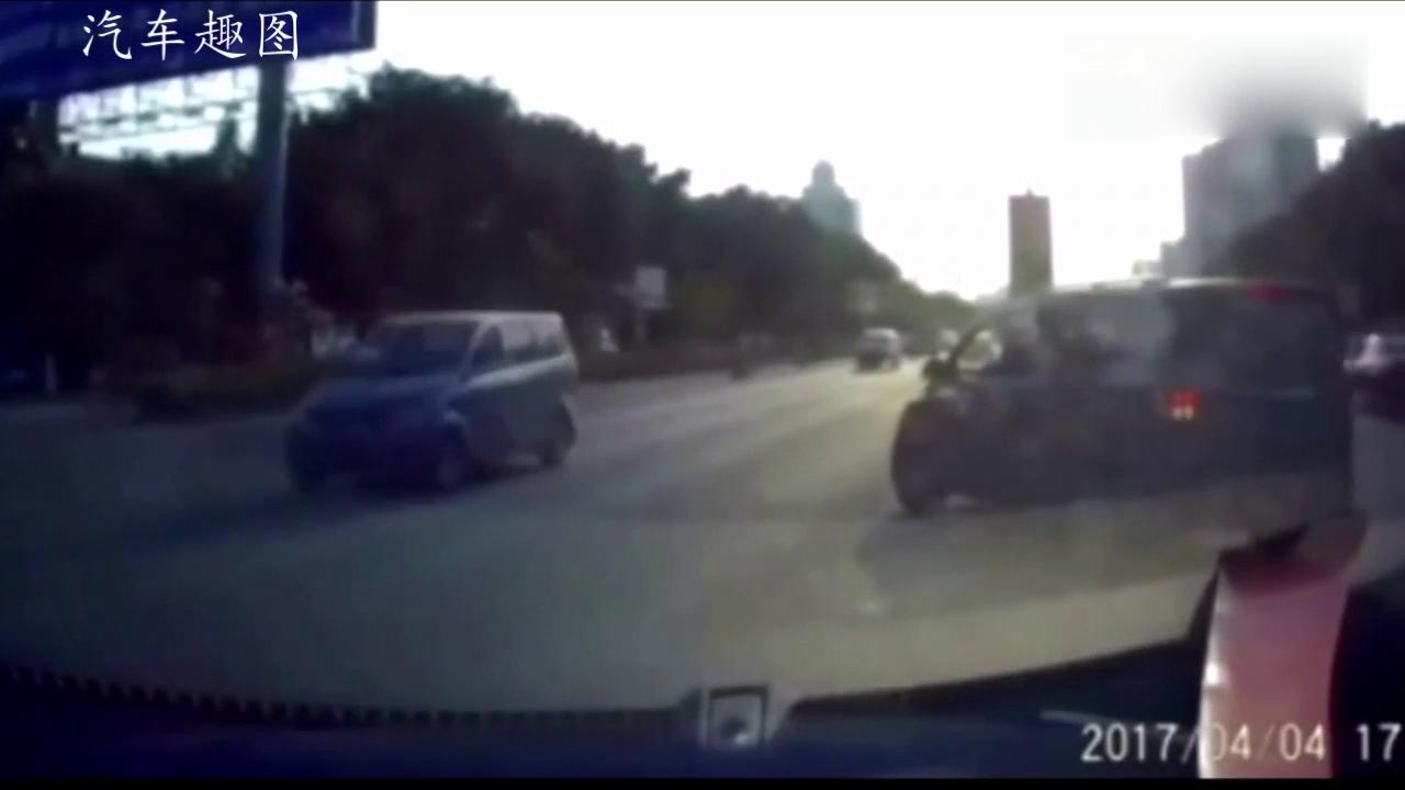 记录仪拍下路口这一幕，电动车作死拦都拦不住！