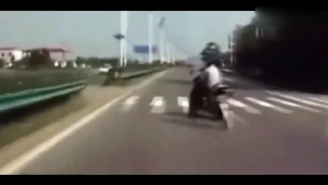 转弯不看路的电动车，接下来一幕被撞小女孩让人揪心！