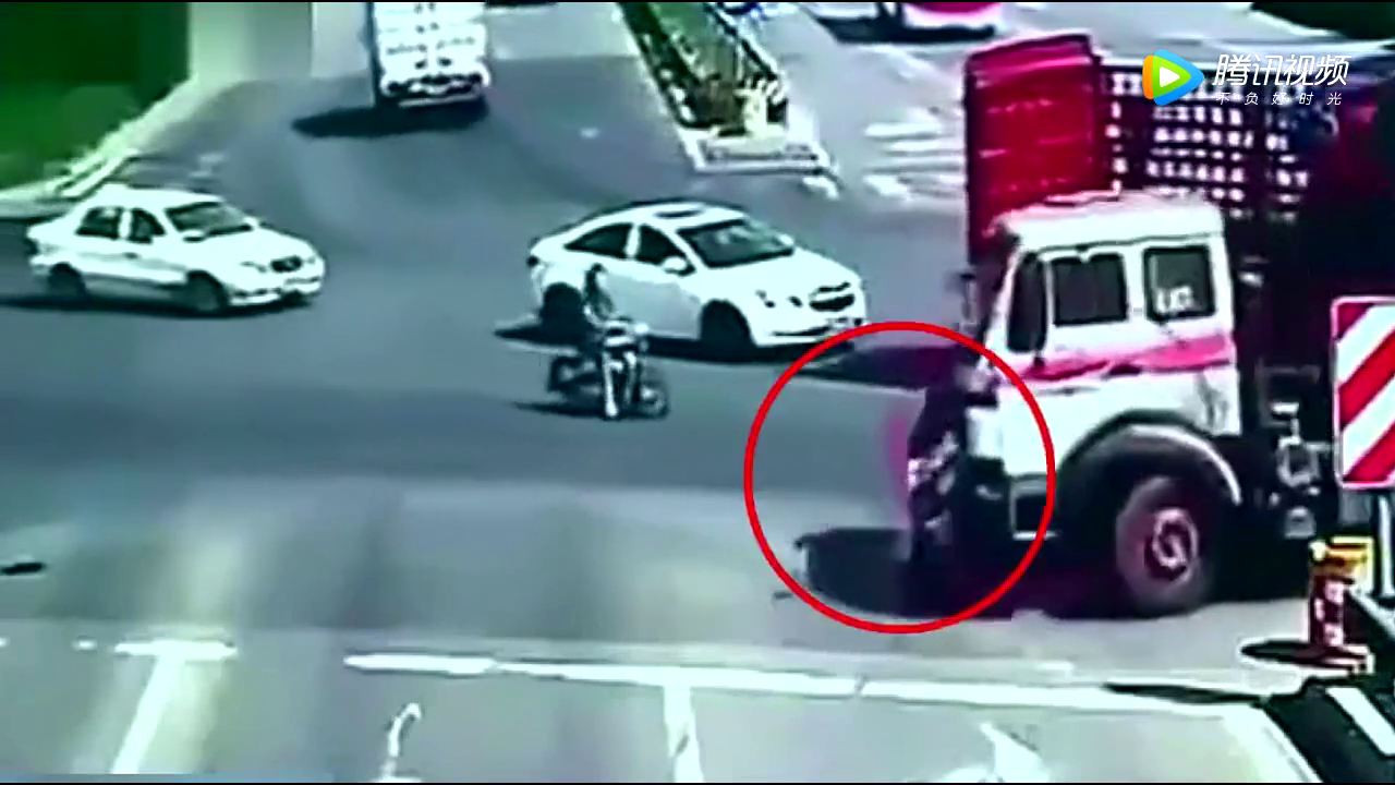 红色货车都避让了，电动车女司机还往前冲，下一秒就是教训