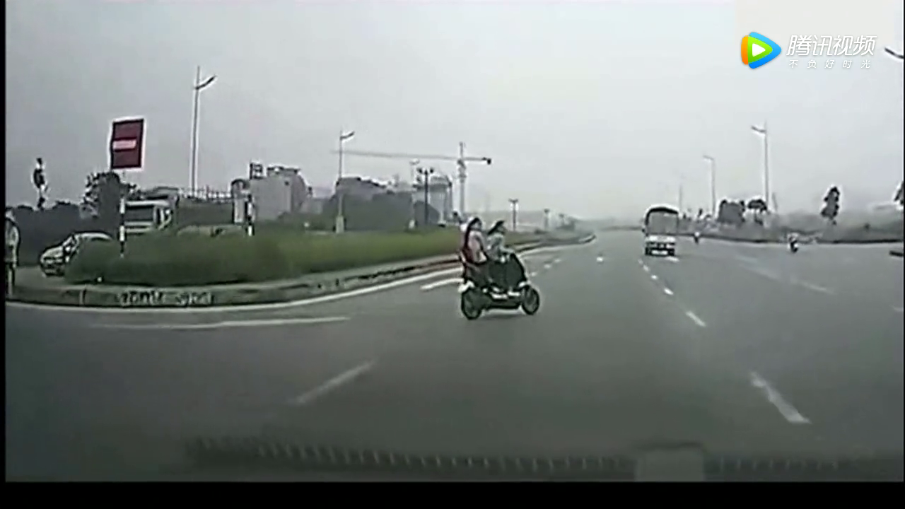 骑电动车千万别这样作死，幸好视频车及时刹住