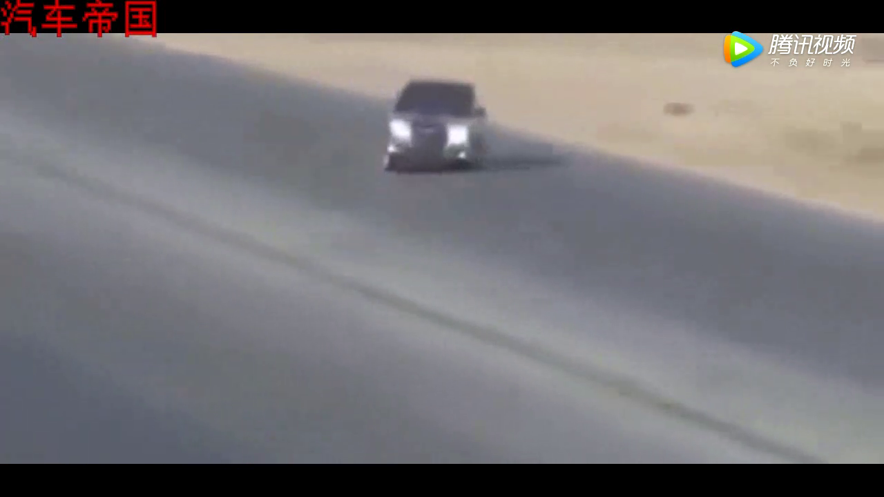小伙马路中央玩漂移直撞大卡车，居然人生还了