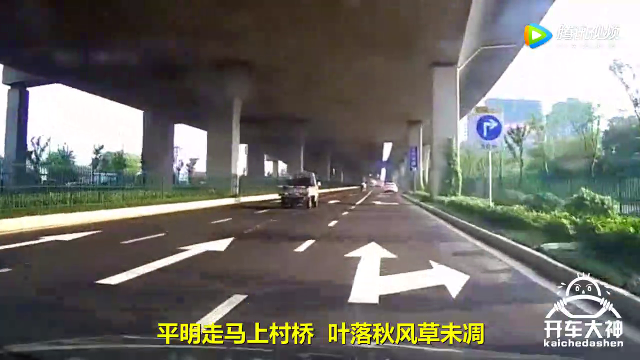 开车大神之骑着电动车玩手机