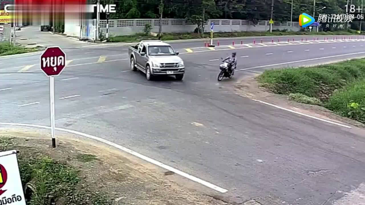 本以为电动车要被撞飞，结局出乎意料啊！  ​