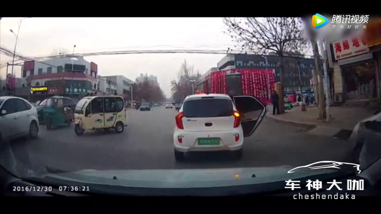 电动代步车忘关车门，骑电动车的妹子暖了