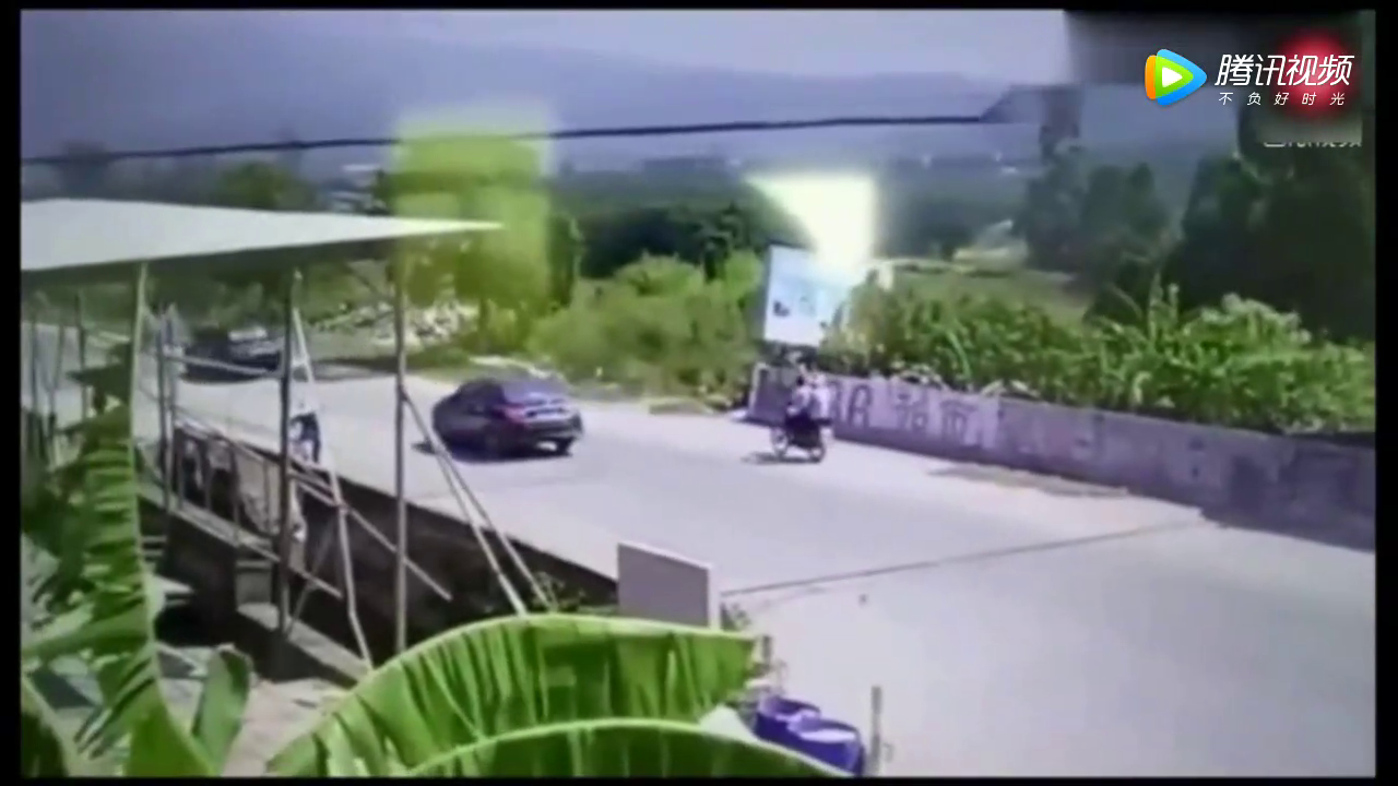 任性电动车司机，看到渣土车仍然往前冲，结果让他后悔不已！