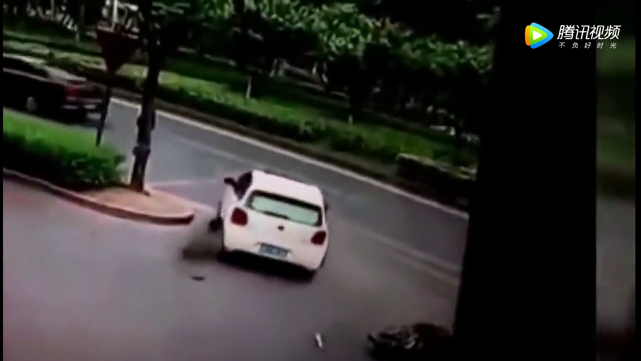 女司机撞倒电动车后，下一幕更是让人愤怒