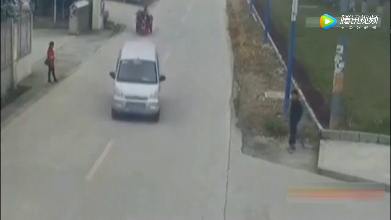 低空飞行的电动车，猛烈撞上面包车，可怕一幕  ​