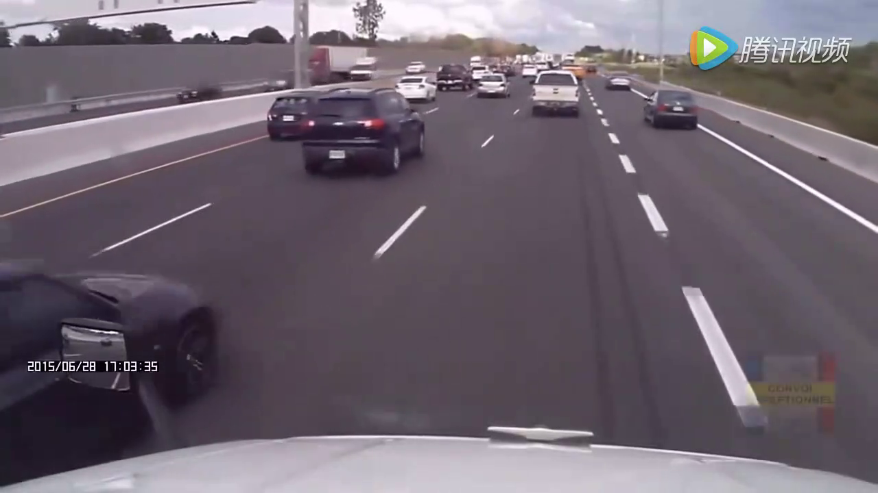 宝马男高速上恶意别大货车，结果被三辆卡车同时包围