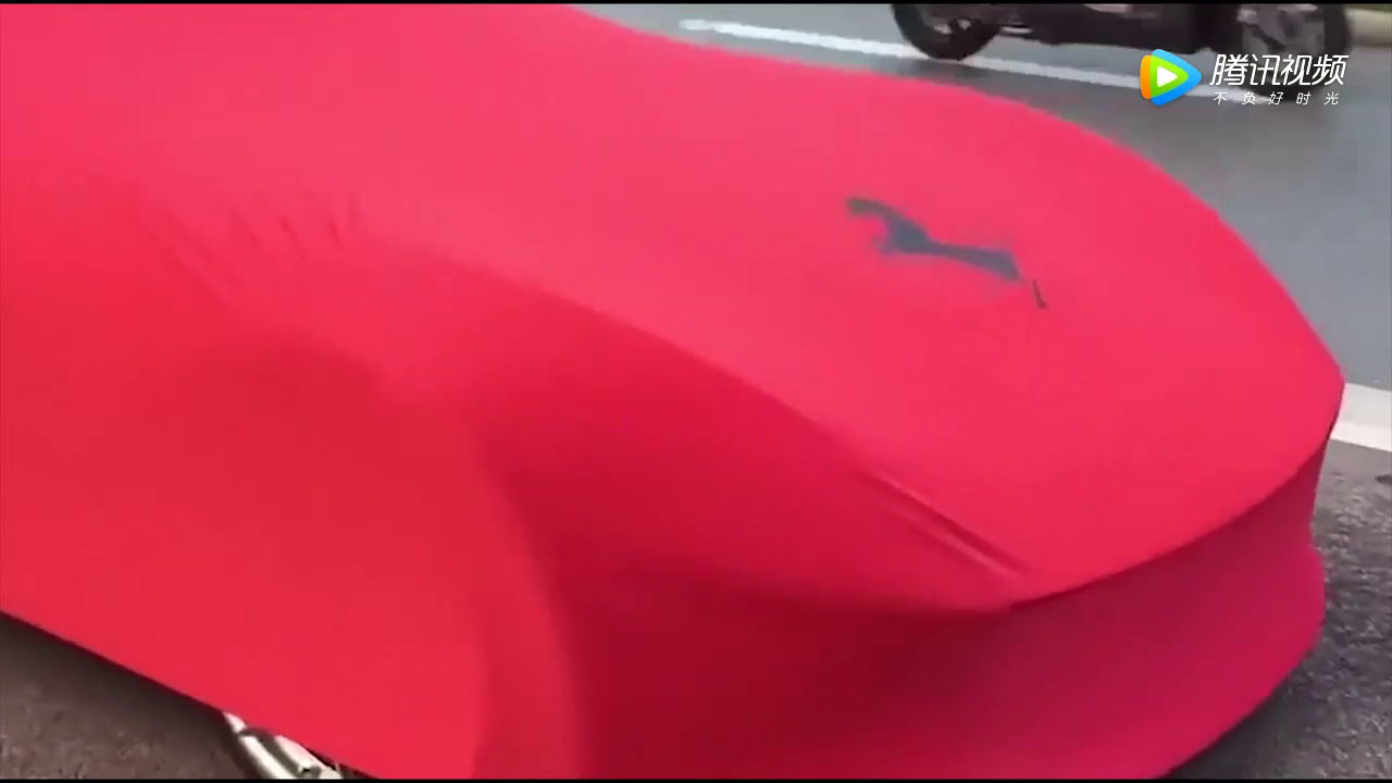 拉开遮车布以后，才知道黑色的超级跑车有多么霸气！