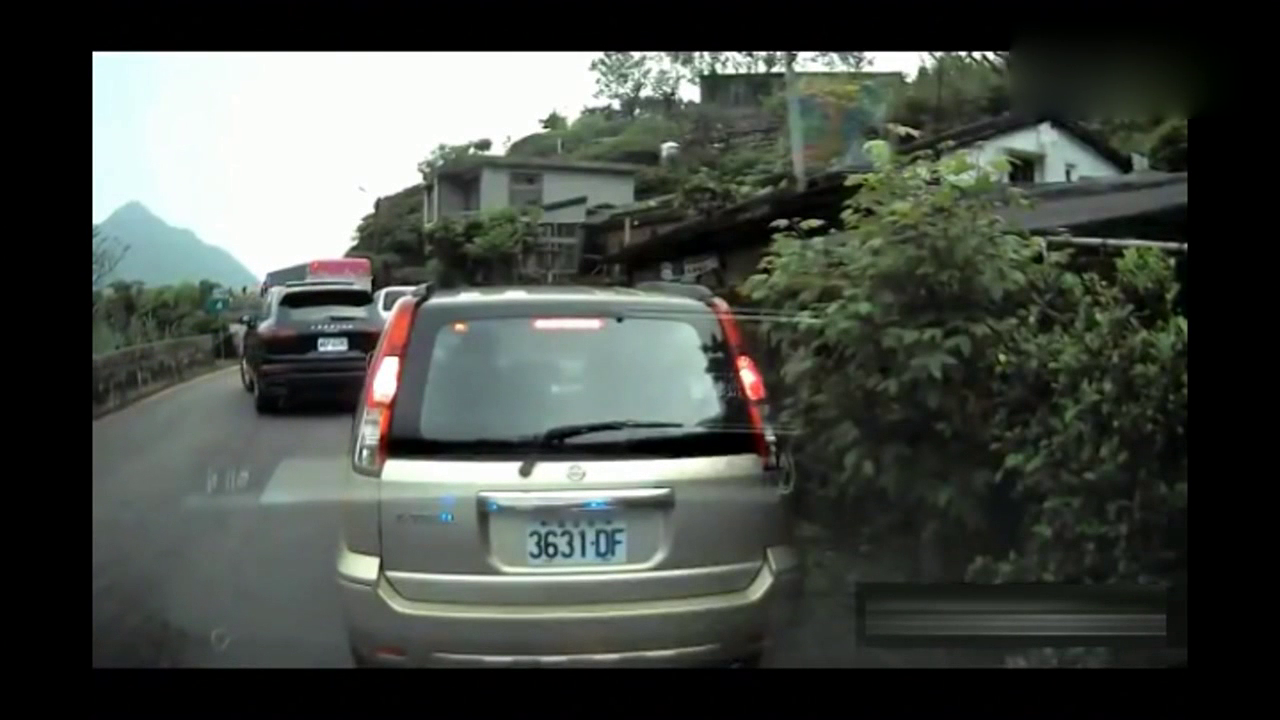 保时捷狭窄山路嚣张逆行加塞碰上硬茬客车，这下知道错字怎么写了