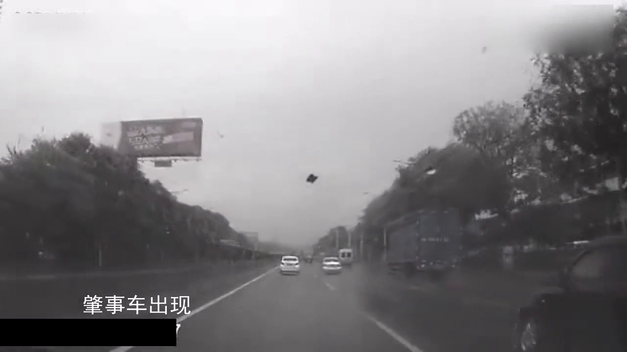 如此猖狂，1分钟变道8次，最后终于栽到卡车手里
