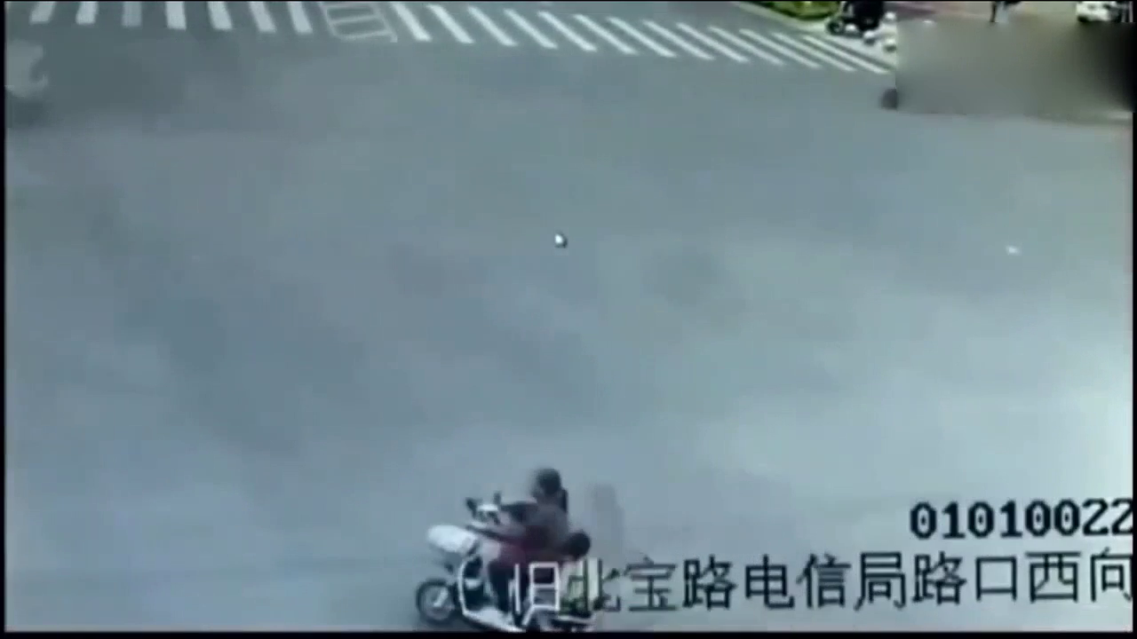 电动车司机只为了抢一秒，却让后悔一辈子！