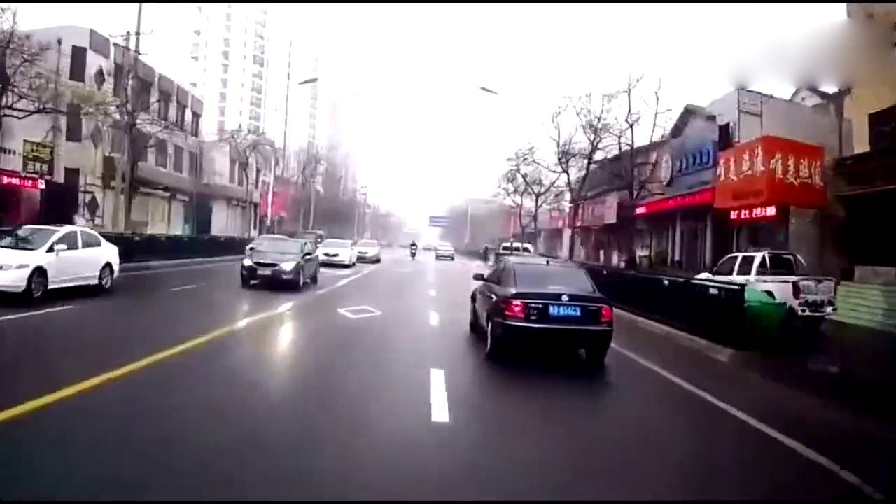 电动车逆行，差点撞上，气的司机直接一脚油门加了上去