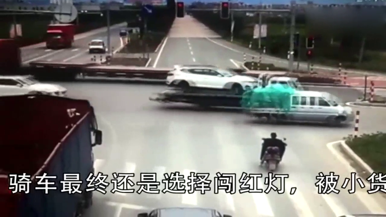 电动车女生等了57秒，忍受不了最后3秒，监控拍下她人生中最后3秒
