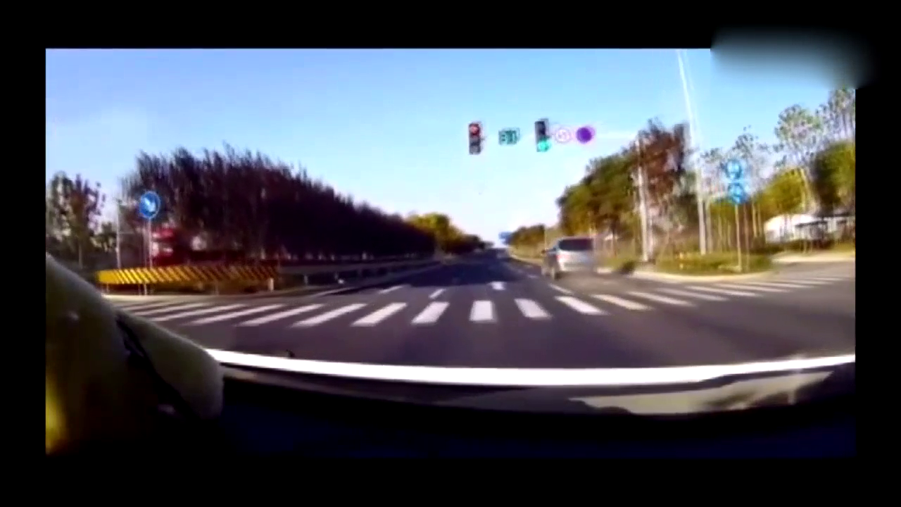 电动车大胆闯红灯，直接当场被商务车撞飞