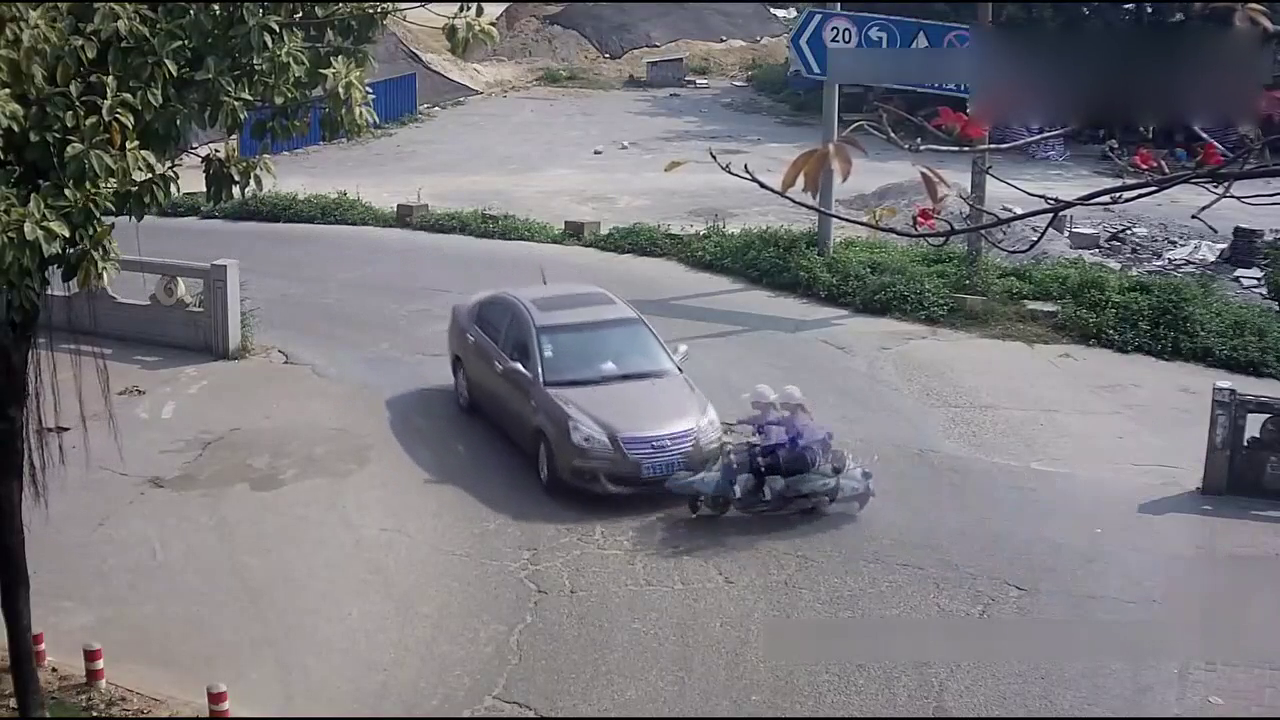 和轿车发生对撞后，电动车女子的结局太惨