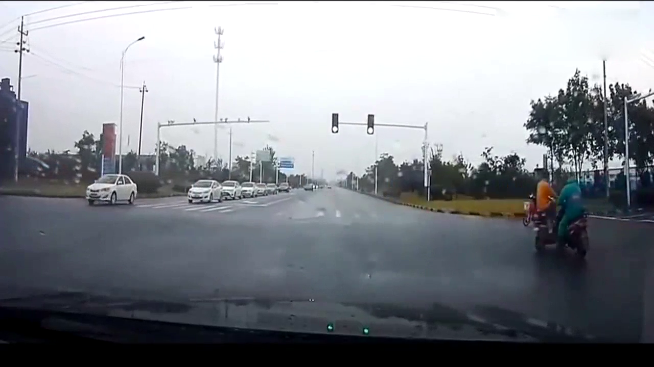 电动车在公路上就是那么肆无忌惮的乱串 怪不得老司机都讨厌