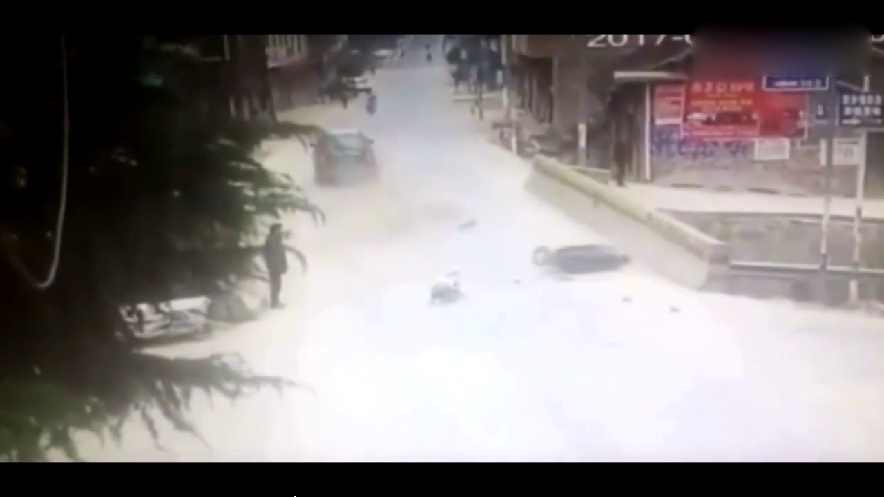 乡村路口电动车随意横穿，付出生命代价