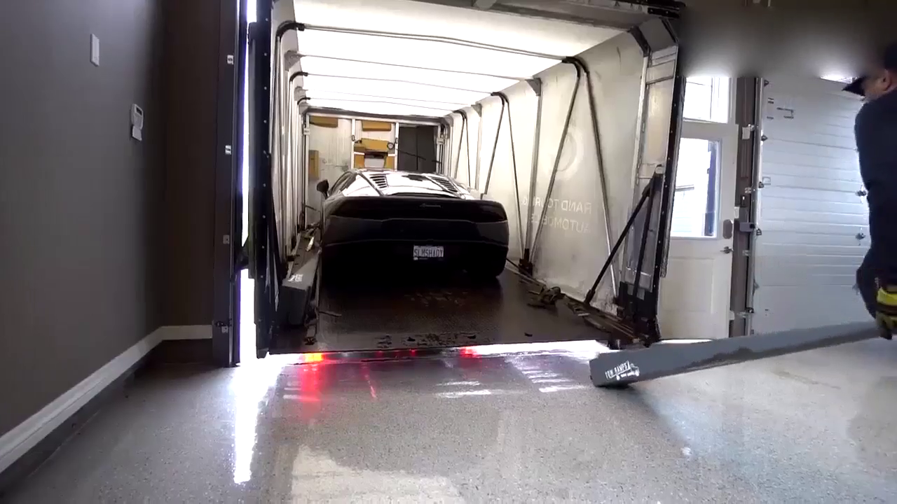 窗帘拉起那一刻，我才知道什么叫超级跑车！