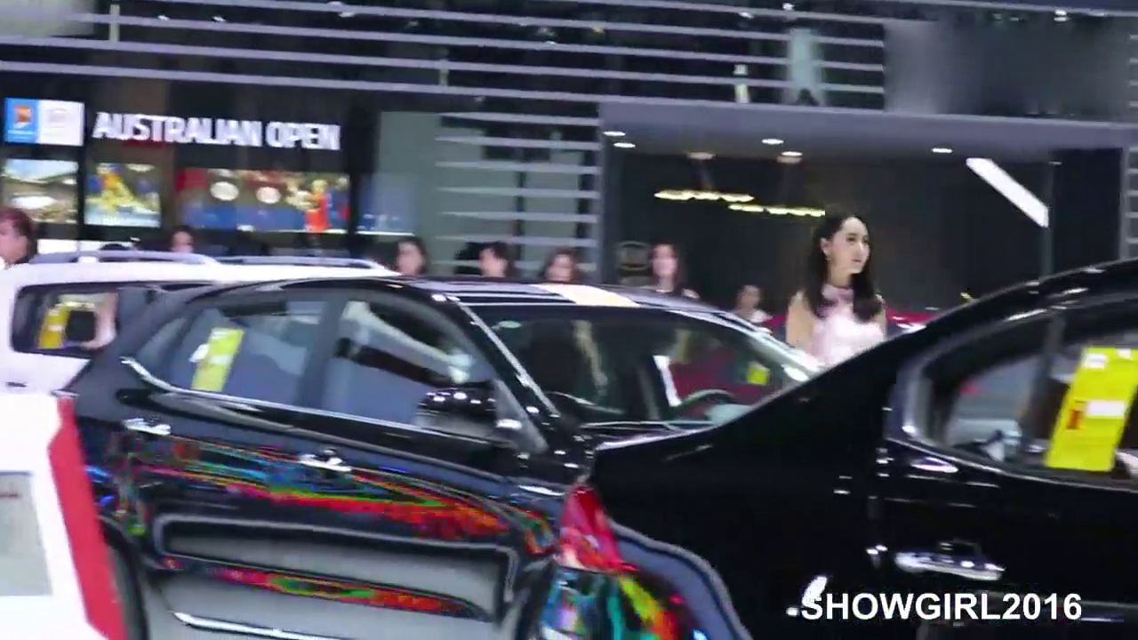 广州车展起亚车模倾巢而出，现在T台走秀